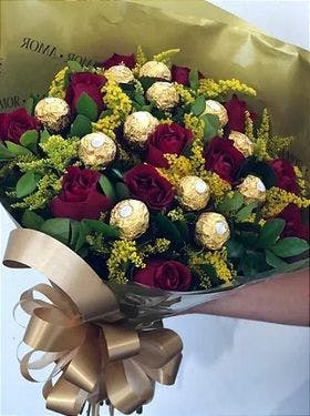 Buque 15 Rosas Vermelhas com 12 Ferrero Pepel Dourado e Laço Dourado